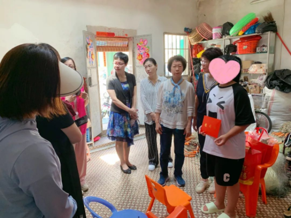 省潮人海外聯(lián)誼會婦委會蒞汕開展“愛在行動 扶志助飛”關(guān)愛困境兒童助學公益活動