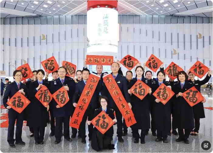 年味濃！汕頭站舉辦書法公益活動為旅客送上新春祝福