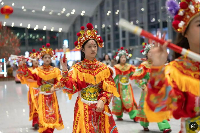 汕頭英歌隊向歐洲出發！機場快閃引中外旅客駐足圍觀｜文化中國行