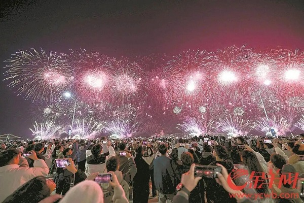 海上生“繁花”——汕頭近10萬發煙花綻放夜空