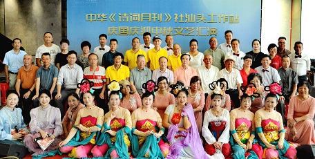 詩樂融秋色，家國共月明